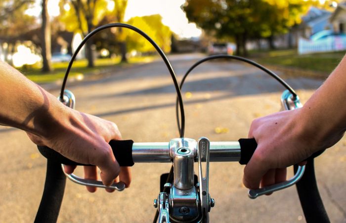 Sorpasso rischioso sulla SP1, ciclista triestino denuncia: “Mi ha sfiorato e mostrato dito medio”