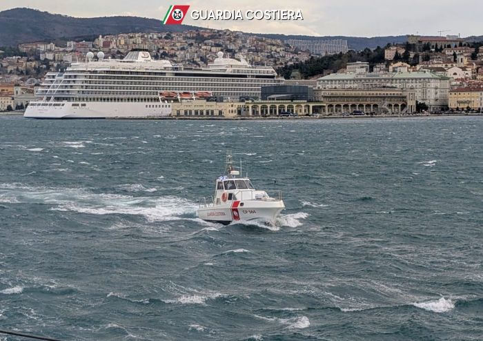 Bora furiosa su Trieste: raffiche oltre i 100 km/h, scatta l’allerta della Guardia Costiera