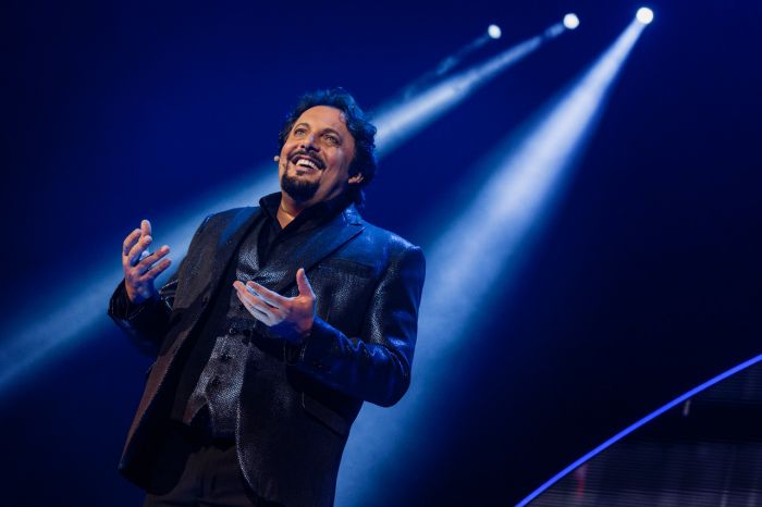 Enrico Brignano il 5-6 dicembre al Rossetti con il suo nuovo spettacolo "Ma... diamoci del tu!"