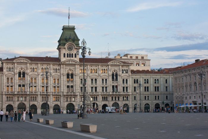 Lavori alla Torretta del Municipio, bandiera nazionale momentaneamente assente 