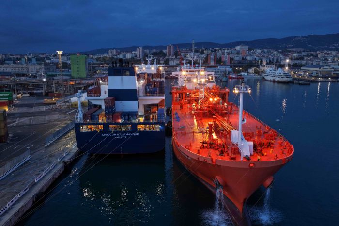 A Trieste rivoluzione verde del mare, primo bunkeraggio di GNL a una portacontainer in Italia