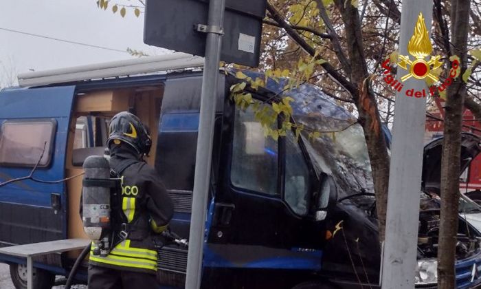 Incendio in Fvg, camper salvato dalle fiamme grazie all'intervento dei vigili del fuoco