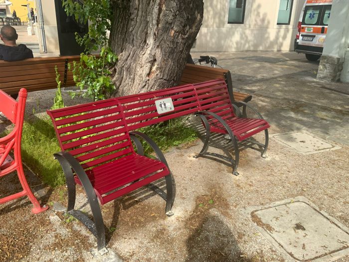 Muggia, nuove rastrelliere bici elettriche e una panchina inclusiva