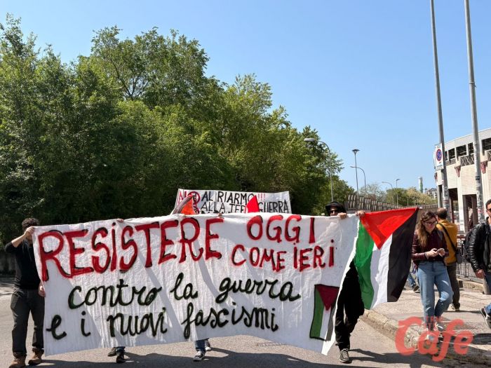 Trieste, tensione al corteo del 25 aprile vicino alla Risiera: fumogeni e proteste tra i manifestanti