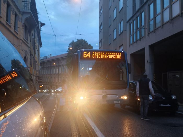 Auto parcheggiata blocca un bus in via Martiri della Libertà: disagi e attesa per i passeggeri