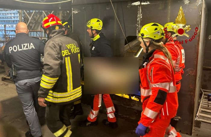 Porto, infortunio nel cantiere navale: intervento con barella tuboga e tecniche alpinistiche