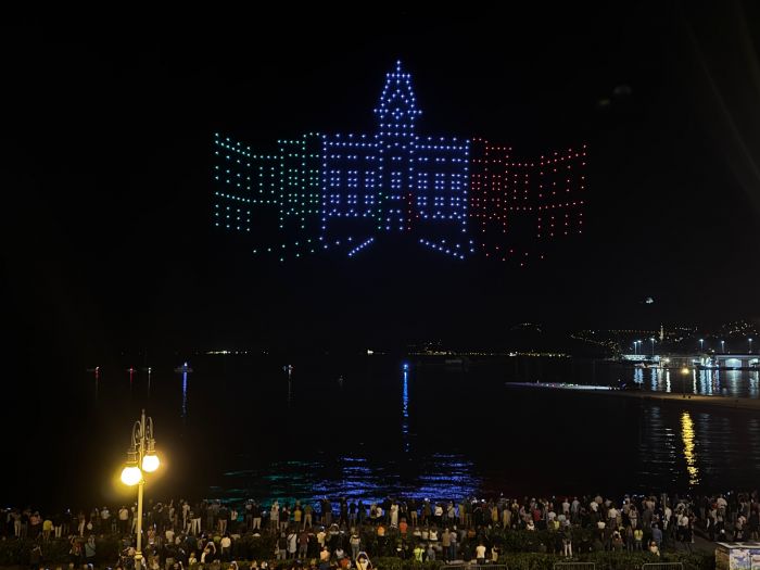 Trieste incantata da coreografie luminose nel cielo: grande successo per il Trieste Droni Show
