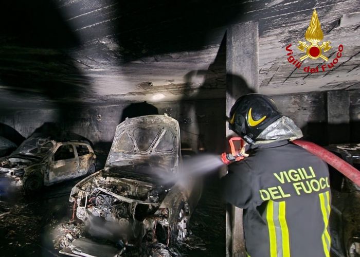 Domiciliari e braccialetto per il piromane, Trieste resta sotto shock tra rabbia e paura