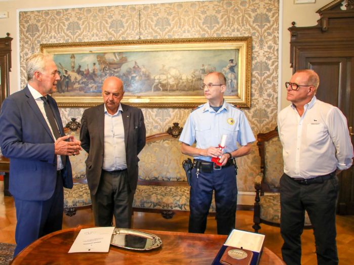Salva anziana sul tetto dell’Itis, premio del sindaco alla guardia giurata (VIDEO)