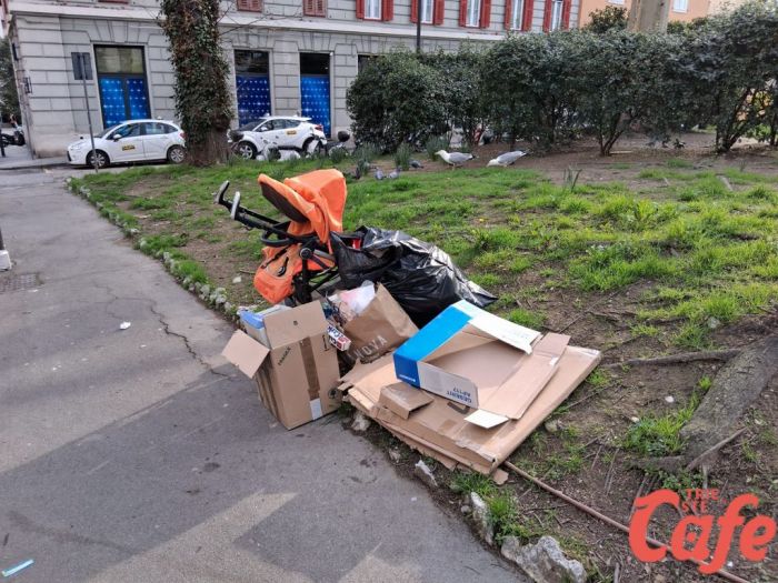 Trieste, rifiuti abbandonati in piazza Vico: discarica a cielo aperto nella mattinata di lunedì