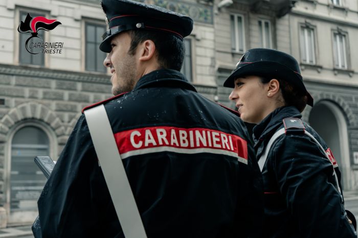 Semina il panico in Piazza Marconi brandeggiando un coltello da cucina di 23 cm. Denunciato 