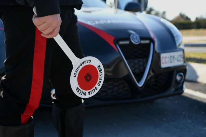 Aggredisce con un coltello gli avventori di un bar, arrestato 37enne