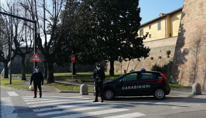 Bologna: spara nel palazzo con pistola ad aria compressa, denunciato
