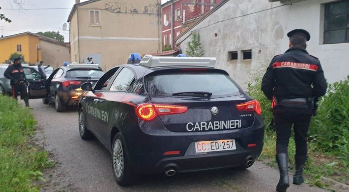 Roma: bimbo fa scattare serratura e rimane chiuso in auto, paura a Cinecittà Est 