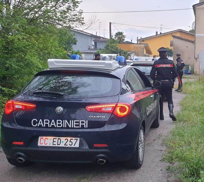 Bimbo soffoca e padre è disperato: due carabinieri salvano una vita in Italia con un intervento eroico