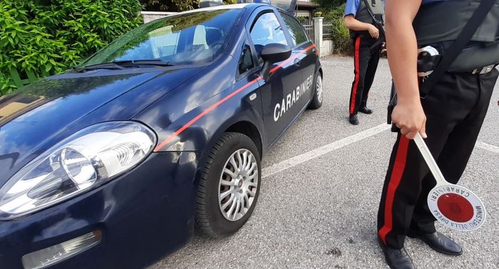 Rubavano nelle camere d'albergo regolarmente dotati di mascherina chirurgica FFP2 a Bolzano