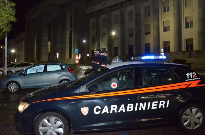 Violenza in via Cumano, accoltella il compagno al culmine di una lite