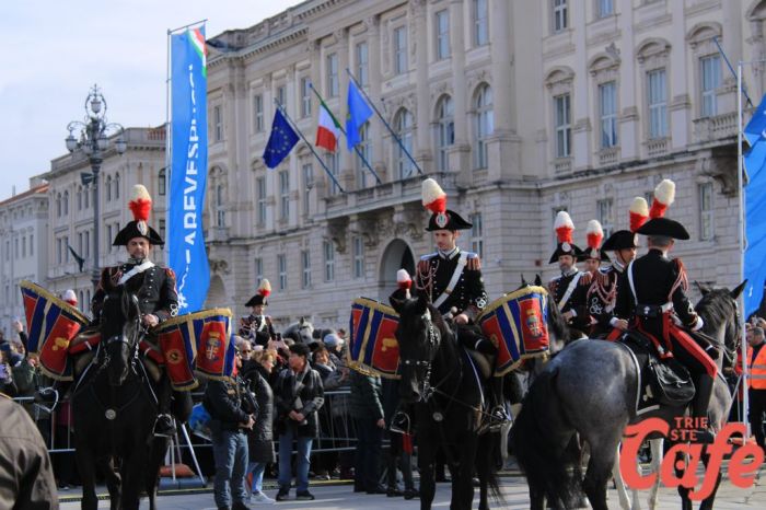 Trieste onora i 211 anni dell’Arma dei Carabinieri: grande parata in piazza Unità e cittadinanza onoraria