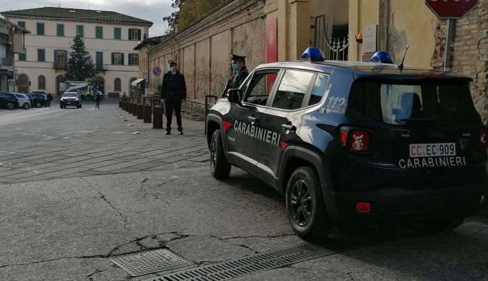 ITALIA - Inizia a masturbarsi davanti a una donna: lei gli chiede di smettere, lui si arrabbia per essere stato improvvisamente interrotto 