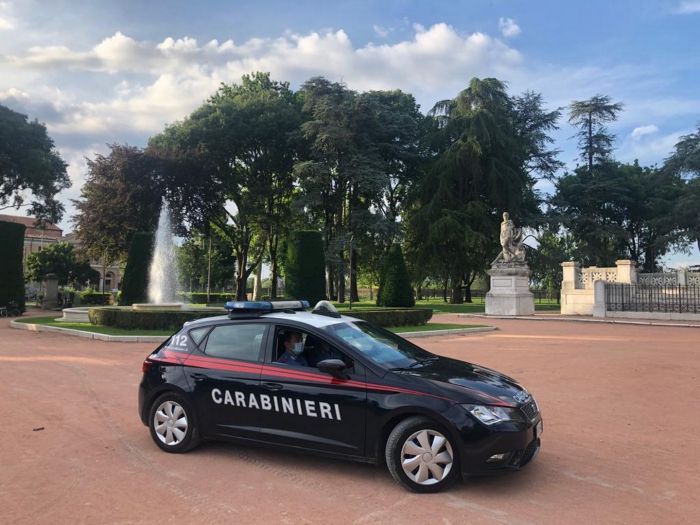 Pordenone: ex ufficiale ancora barricato in casa, minaccia suicidio