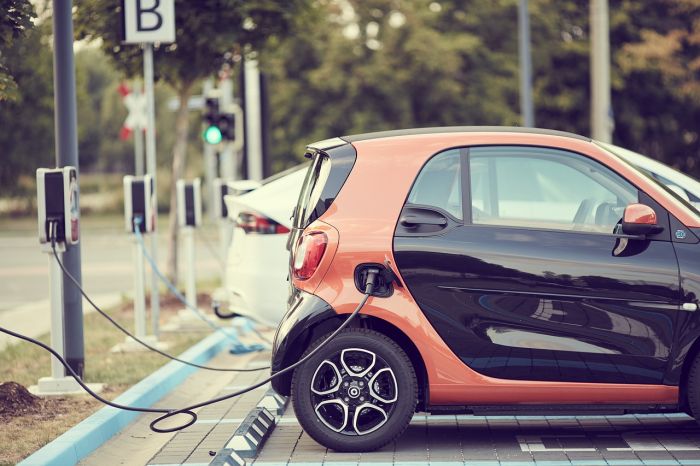  A luglio in Ue auto elettriche in calo, crescono le ibride