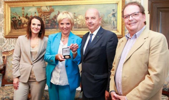 Il Sindaco ha conferito la medaglia bronzea a Orf Kãrnten per  la trasmissione televisiva "Servus, Srečno, Ciao" 