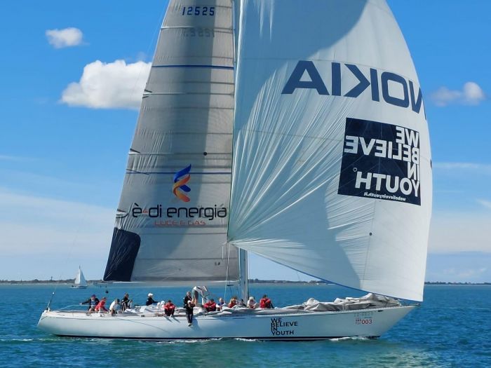 Phantom, storico maxi del 1973, pronto per la Barcolana 56 con un equipaggio di giovani