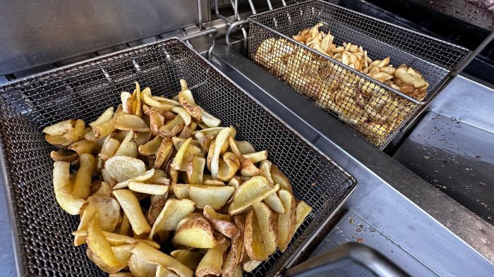 Fumi di griglia e risate: la sagra di San Luigi è un inno alla convivialità