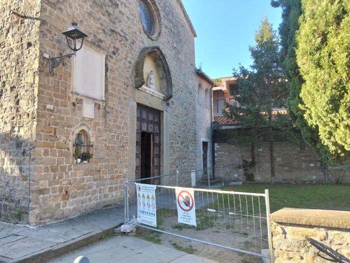 Muggia, al via i lavori nel cortile della chiesa di San Francesco: 200mila euro per un nuovo volto all’area