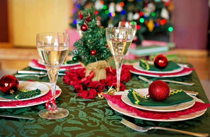 Cento anziani, una sola tavola e un’intera città che sceglie di non lasciare nessuno solo a Natale