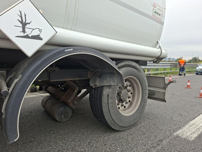 Cisterna di benzina in panne sull'A4, chiuso il tratto Villesse-Palmanova in direzione Venezia 
