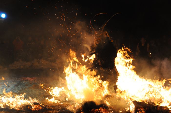 Il ritorno dei Krampus a Tarvisio: una notte di fuoco, miti e comunità tra le vie del paese