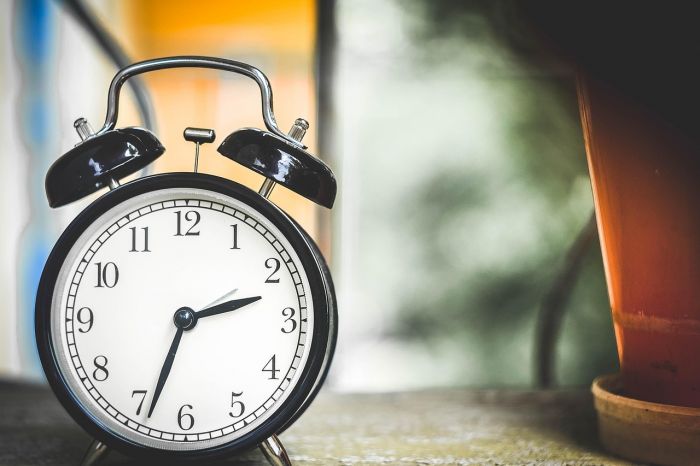 Questa notte si cambia l’ora (e magari anche posizione… dell’orologio)