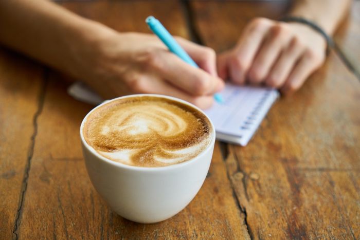 Caffè con amarezza: ragazza maltrattata al lavoro, il racconto indignato di un cliente
