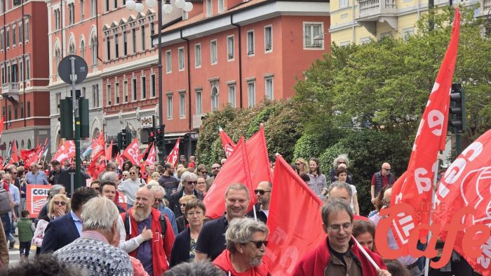 25 aprile a Trieste, tra memoria e attualità: corteo da San Giacomo con musica e interventi (VIDEO)