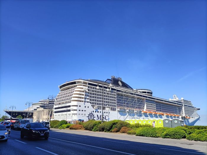 Arriva all’alba Trieste si prepara ad accogliere la nave da crociera più elegante del Regno Unito