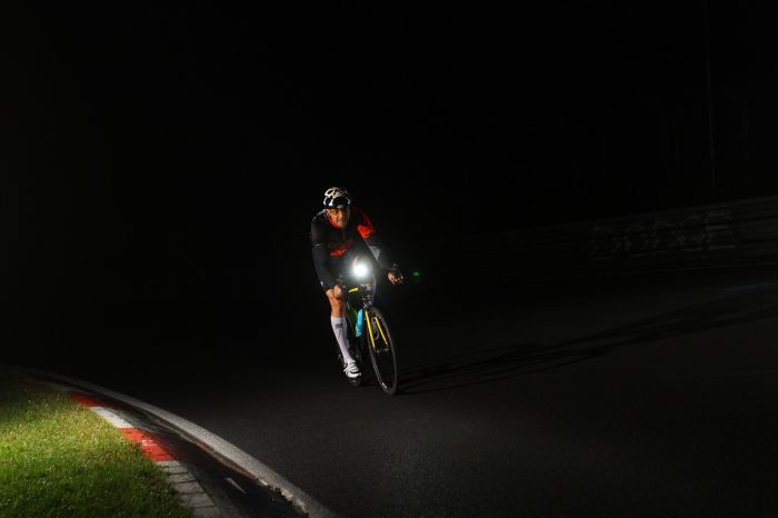 Un triestino denuncia: "Ciclisti senza luci la sera, il pericolo corre al buio. Rendetevi visibili!"