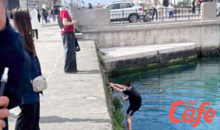 Tuffo fuori programma nel Canal Grande: turista sfida i divieti a Ponterosso (VIDEO)