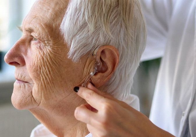 Presbiacusia, allarme SSN: troppi pochi test audiometrici per 5 milioni di anziani a rischio