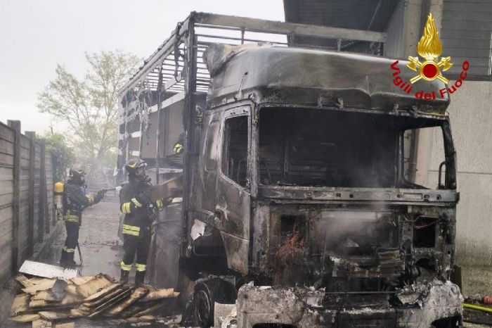 Camion in fiamme in Fvg, paura vicino a un capannone: distrutta la cabina del mezzo pesante