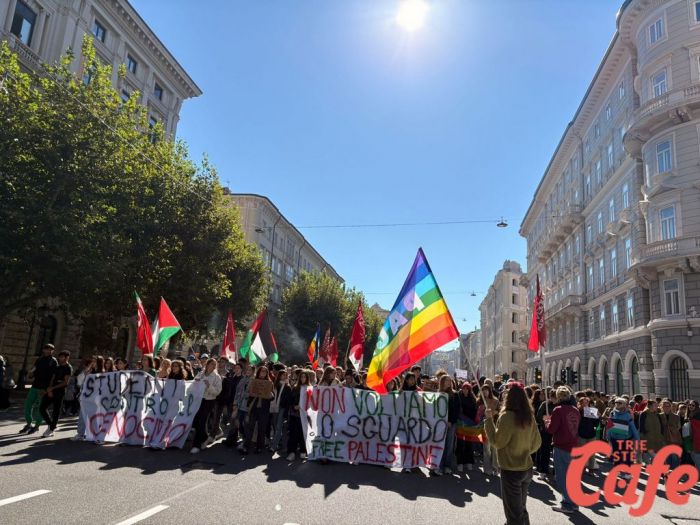 Corteo per la Palestina verso la conclusione: piazza Oberdan accoglie migliaia di manifestanti (FOTO - VIDEO)
