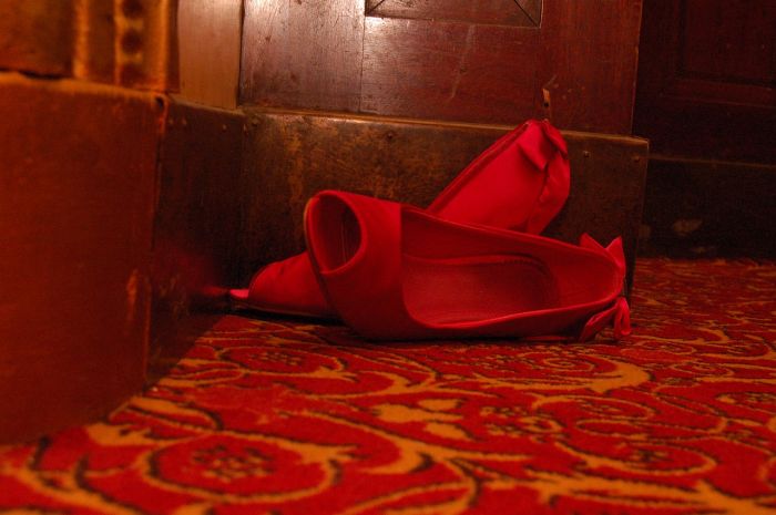 Venezia: danneggiarono installazione scarpe rosse  contro la violenza sulle donne , denunciati