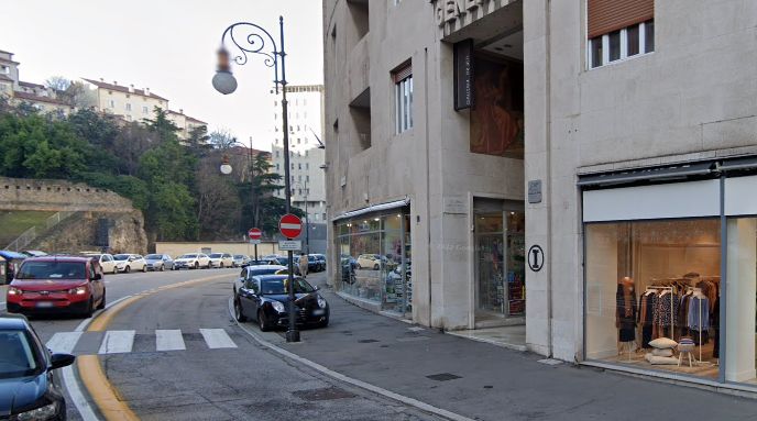 Via del Teatro Romano, cerca ragazza che ha trovato e restituito il suo portafoglio pieno di soldi