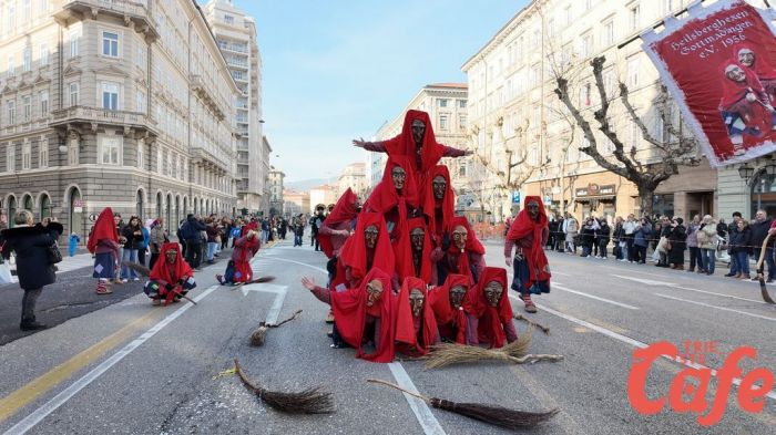 Trieste si riempie di musica e colori: il Carnevale europeo porta in strada 15 gruppi internazionali (FOTO)