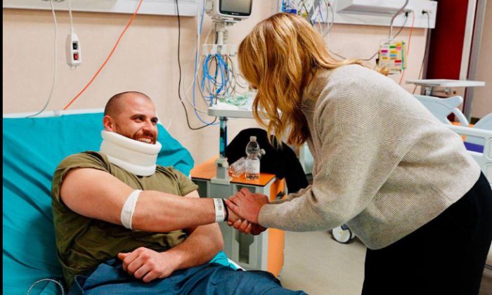 Meloni visita gli agenti feriti in ospedale e lancia un messaggio di fermezza sugli scontri