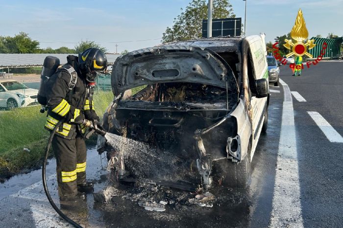 Incendio improvviso su un furgone: intervento dei Vigili del fuoco in Fvg