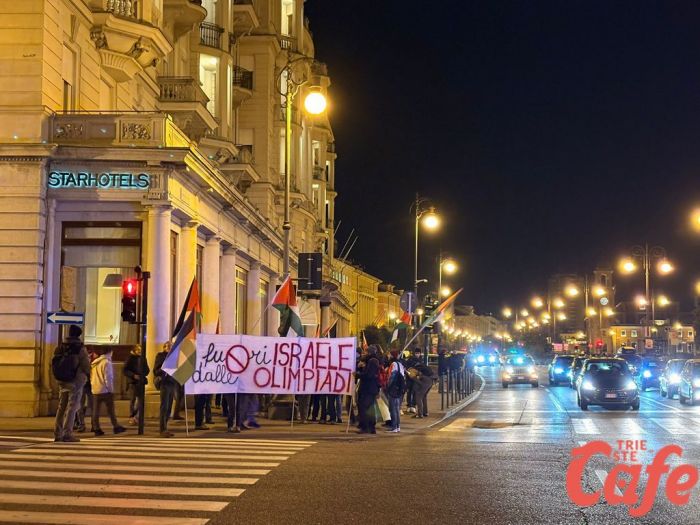 “Fuori Israele dalle Olimpiadi”, la protesta cambia passo: corteo non autorizzato in centro (VIDEO)