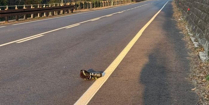 Costiera, mistero dello scarpone fuoripista: sbuca sull’asfalto e costringe auto a una discesa libera