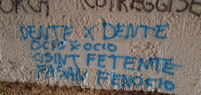 Vergognose scritte comparse a Monfalcone contro Lega, Sindaco Luca Fasan e Anna Cisint (FOTO)