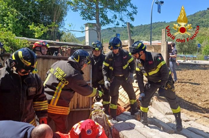 Crolla un muro e resta schiacciato: uomo salvato dai Vigili del fuoco a Muggia
